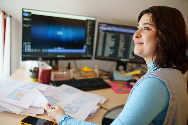 Une femme souriante en parcours d'insertion - Digitanie. Photographe Raphaël KANN.